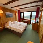 Logis Hotel-restaurant Aux Trois Roses 3*