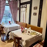 Hotel Logis Hôtel-restaurant Aux Trois Roses