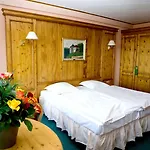 Hotel Logis Hôtel-restaurant Aux Trois Roses 3*