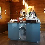 Logis Hôtel-restaurant Aux Trois Roses Hotel 3*