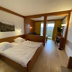 Logis Hôtel-restaurant Aux Trois Roses 3*
