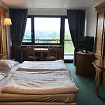 Hotel Logis Hôtel-restaurant Aux Trois Roses 3*