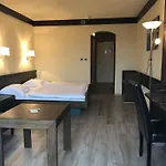 Hotel Logis Hôtel-restaurant Aux Trois Roses 3*