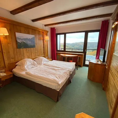 Logis Hotel-restaurant Aux Trois Roses 3*