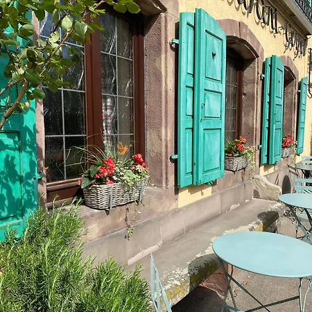 Logis Hotel-restaurant Aux Trois Roses 3*