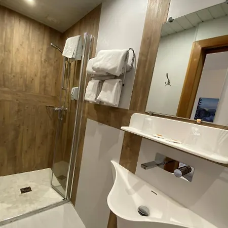 Logis Hotel-restaurant Aux Trois Roses 3* لا بيتيت-بيير