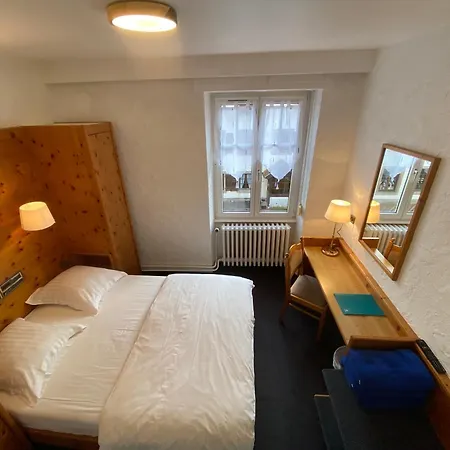 ホテル Logis Hotel-restaurant Aux Trois Roses 3*