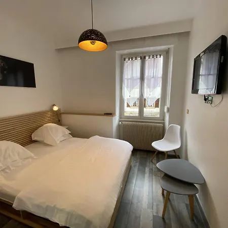 Logis Hotel-restaurant Aux Trois Roses ホテル ラ・プティット・ピエール