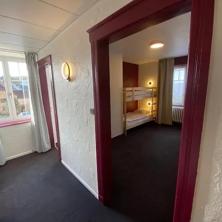 Logis Hotel-Restaurant Aux Trois Roses 3*