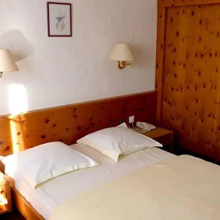 ホテル Logis Hotel-restaurant Aux Trois Roses