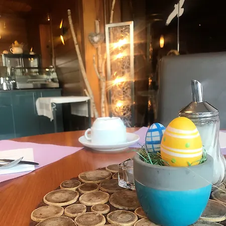 ホテル Logis Hotel-restaurant Aux Trois Roses
