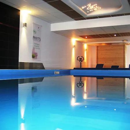 ホテル Logis Hotel-restaurant Aux Trois Roses