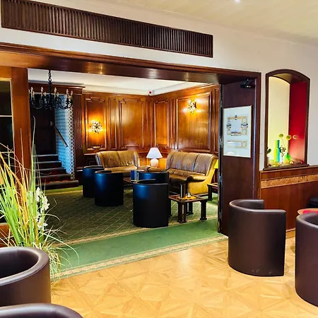 ホテル Logis Hotel-restaurant Aux Trois Roses