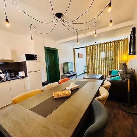 ホテル Logis Hotel-restaurant Aux Trois Roses