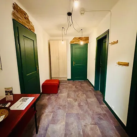 Logis Hotel-restaurant Aux Trois Roses ホテル 3*