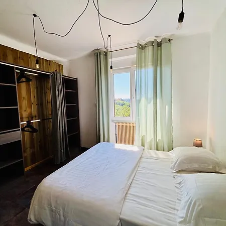 ホテル Logis Hotel-restaurant Aux Trois Roses 3*