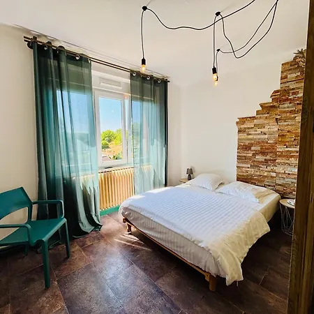 ホテル Logis Hotel-restaurant Aux Trois Roses 3*