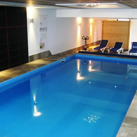 Logis Hotel-restaurant Aux Trois Roses Hotel 3*