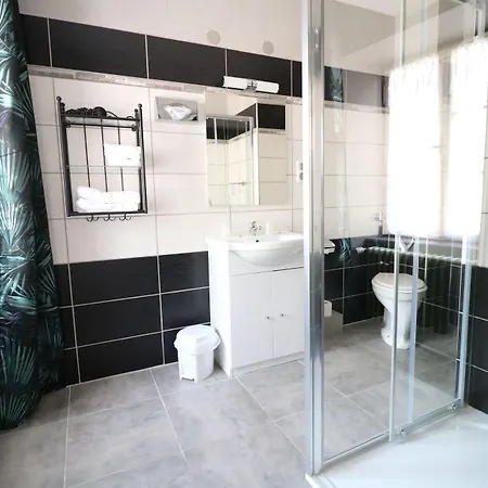 Logis Hotel-restaurant Aux Trois Roses 3*