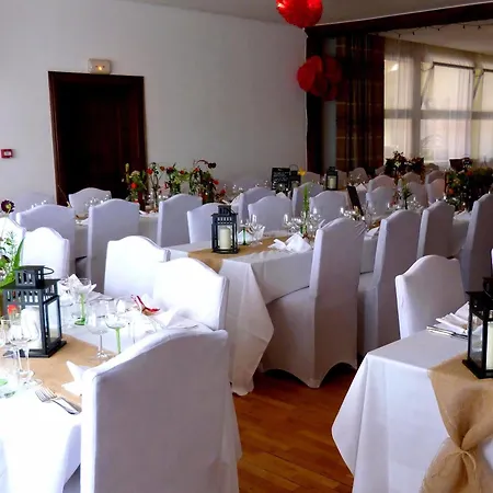 ホテル Logis Hotel-restaurant Aux Trois Roses 3*