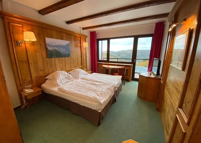 Logis Hotel-restaurant Aux Trois Roses 3*