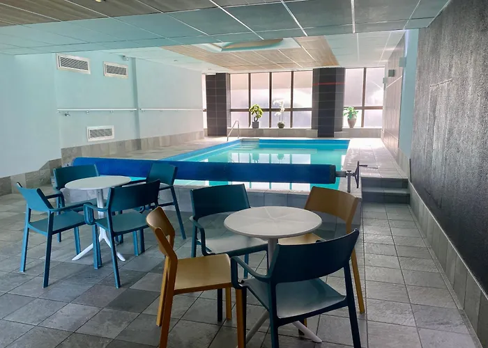 Hotel Logis Hotel-restaurant Aux Trois Roses 3*