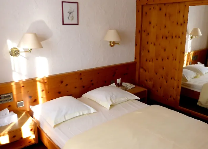 Hotel Logis Hotel-restaurant Aux Trois Roses