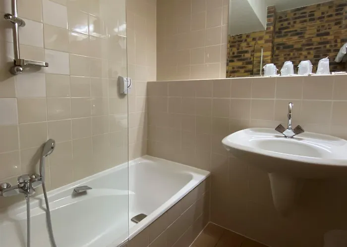 Hotel Logis Hotel-restaurant Aux Trois Roses 3*