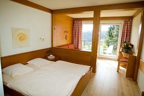 Hotel Logis Hotel-restaurant Aux Trois Roses